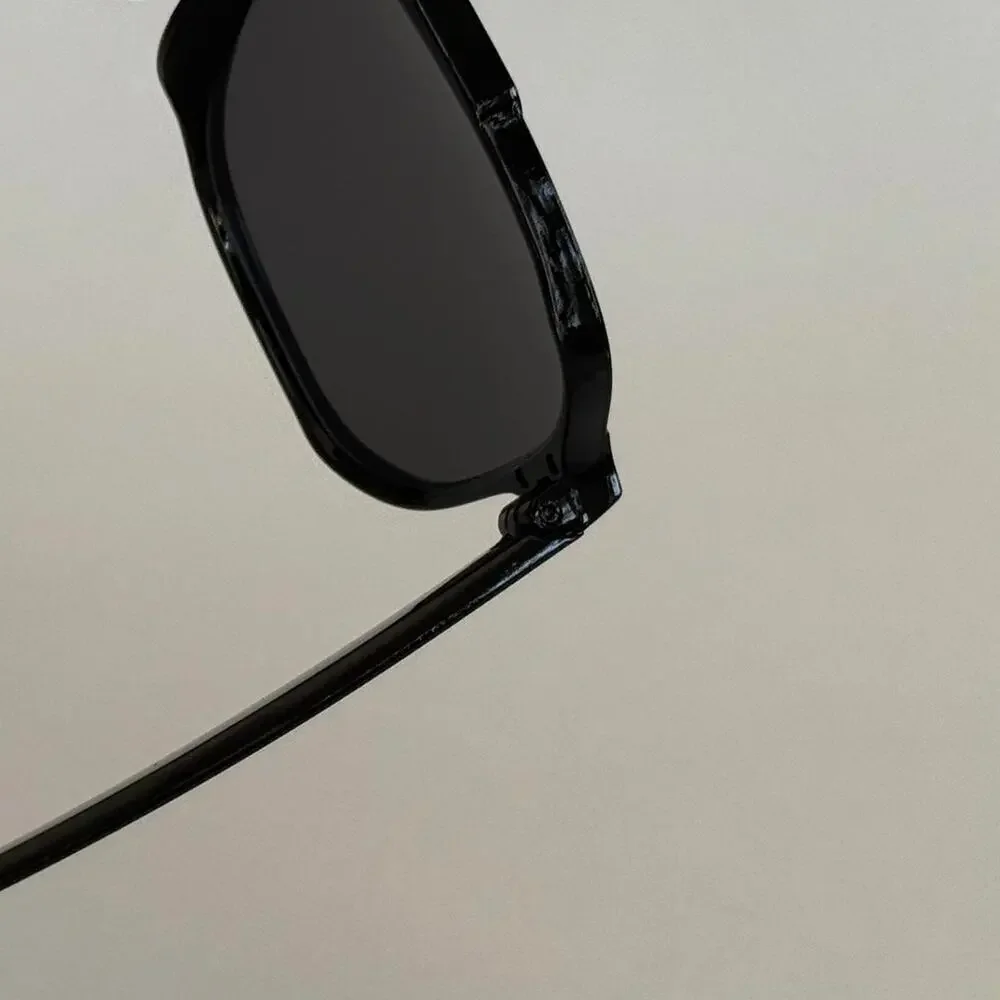 Black square sunglasses with